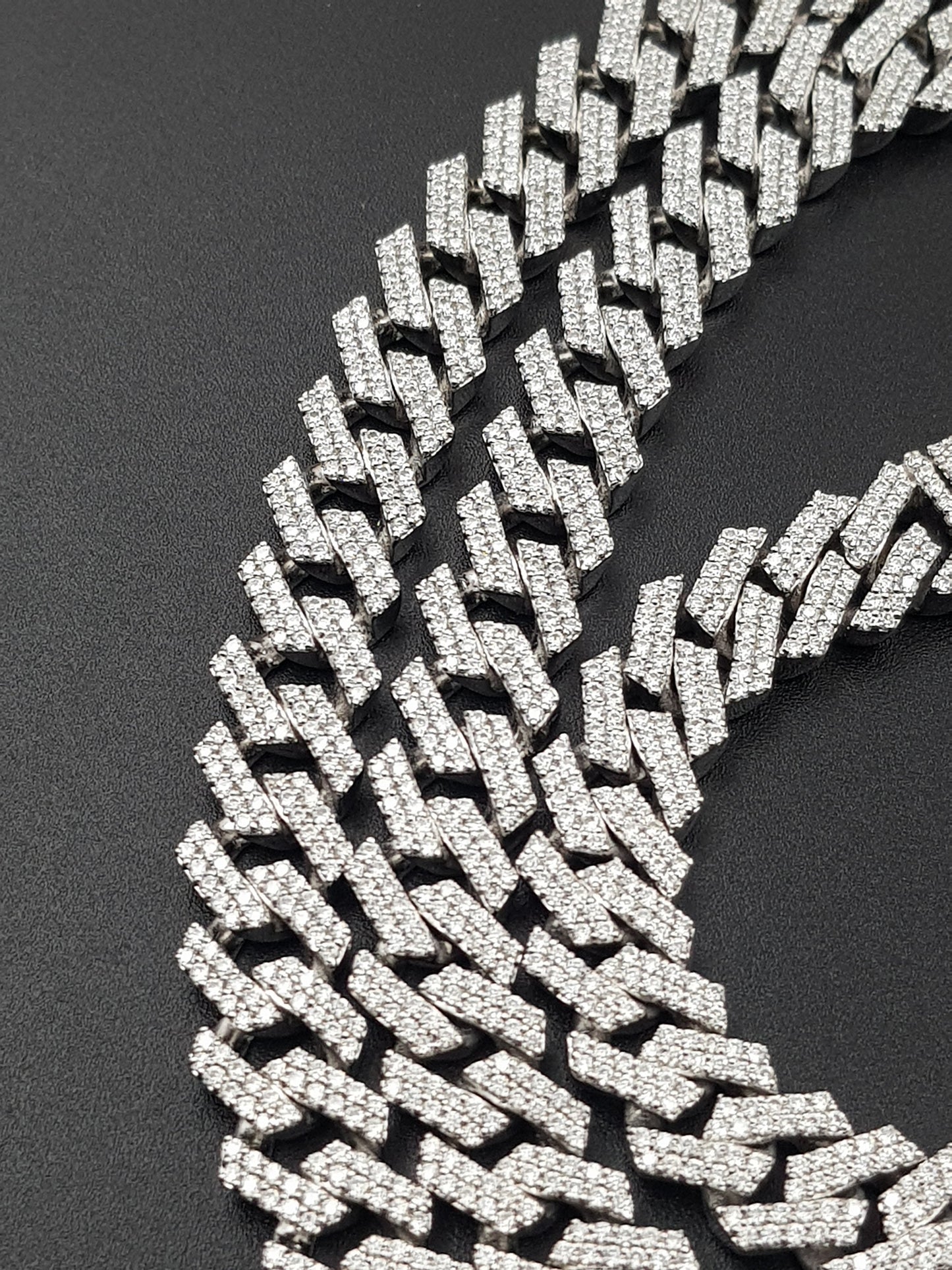 12 MM CUBAN LINK CHAIN WITH SILVER AND MOISSANITE 22 INCHES