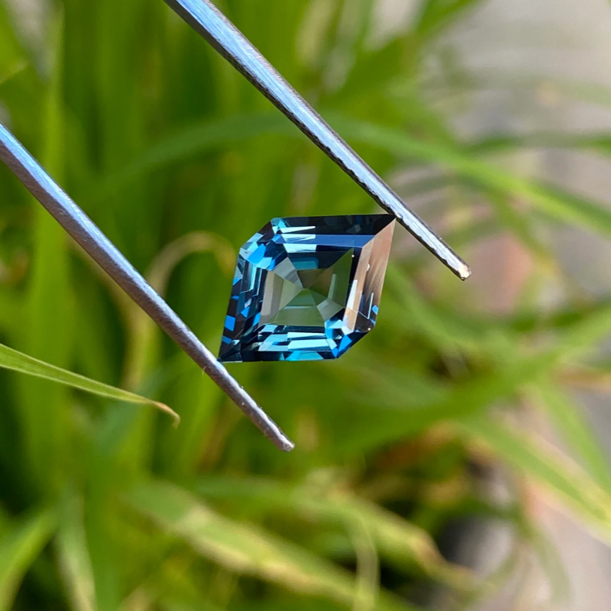 London Blue topaz gemstone, 12x8X4.5 MM Crystal, 2.75 Carat